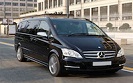 En svart Mercedes-Benz Viano i stadsmiljö